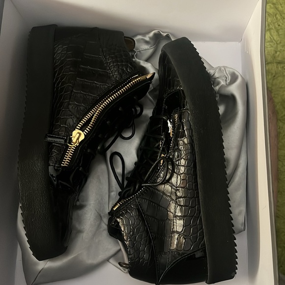 Giuseppe Zanotti sneakers ru70014 $795.00 price tag on the box - Picture 5 of 9